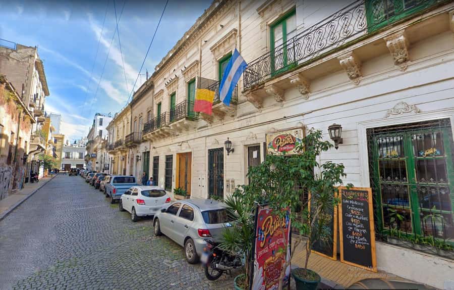 Buenos Aires: San Telmo and Market Guided Walking Tour - The guides: warmth, humor, and handling big groups