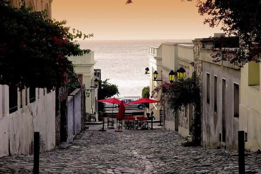 Colonia del Sacramento: Small-Group Day Trip - Calle de los Suspiros and the city gate in plain, memorable stops