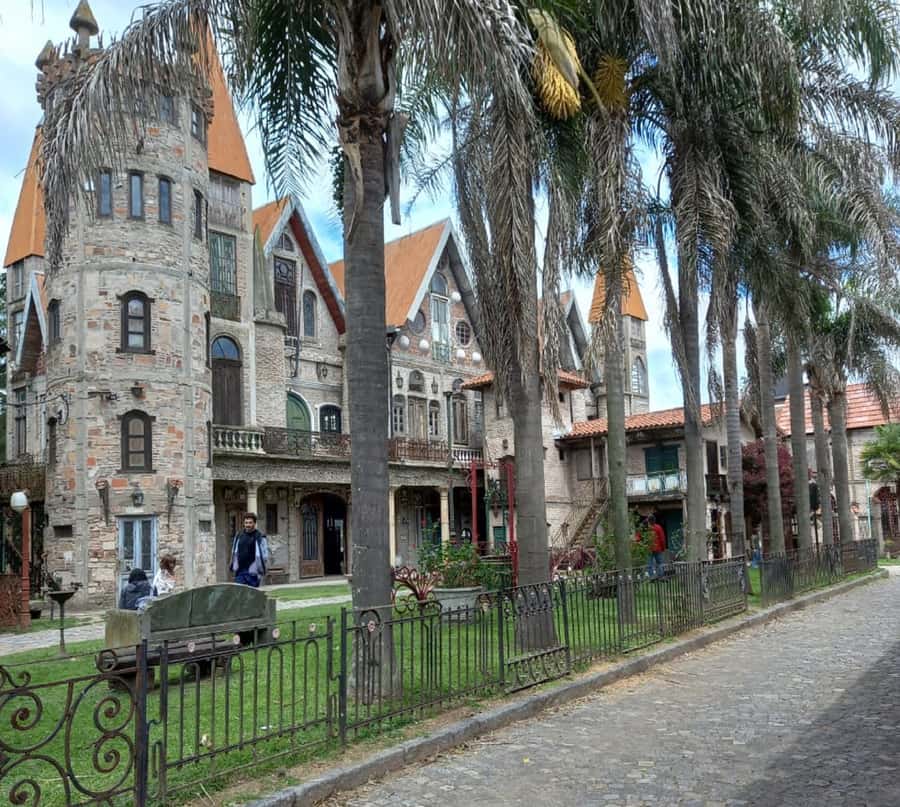 From Buenos Aires: Magical and Mysterious Campanopolis Tour - Language reality: Spanish/Portuguese tour, plus what English gets