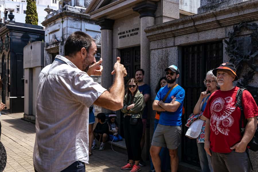 Recoleta Cemetery - Small Group Tour of History & Secrets - Meeting outside the cemetery: Plazoleta Chabuca Granda and spotting your guide